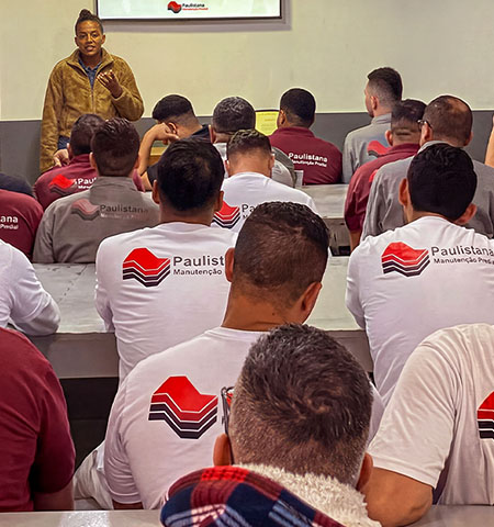 Equipe multidisciplinar de manutenção predial contínua