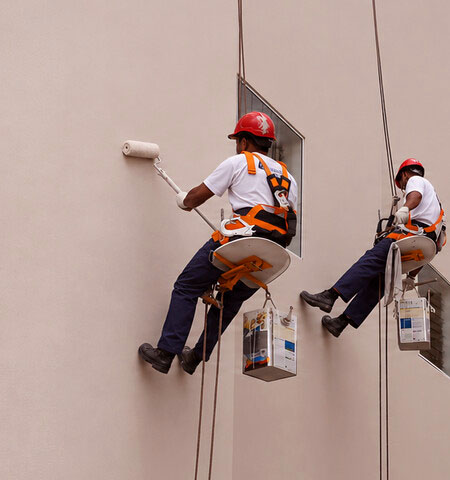 Equipe Paulistana executando restauração e pintura de fachada