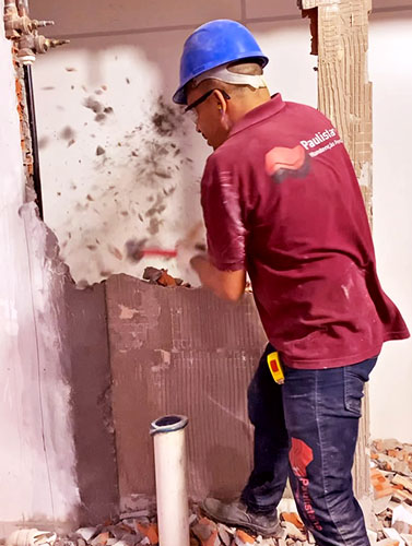 Profissional da Paulistana realizando serviço de manutenção predial