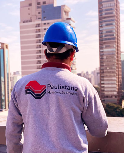 Funcionário da Paulistana com uniforme em projeto de obra